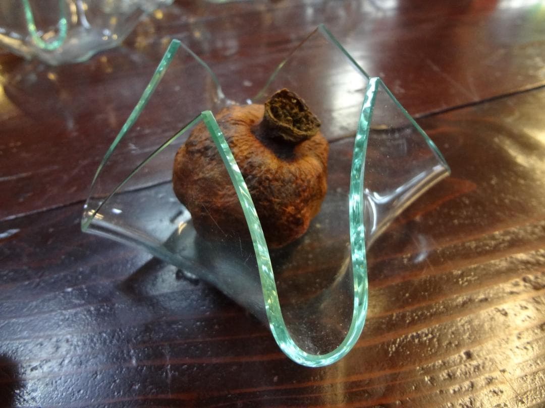 ガラスの器１２客セット・花びら鉢　　デザート・和洋食・花卉・花器・小物入れ・灰皿