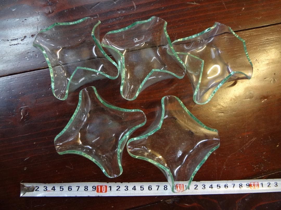 ガラスの器１２客セット・花びら鉢　　デザート・和洋食・花卉・花器・小物入れ・灰皿