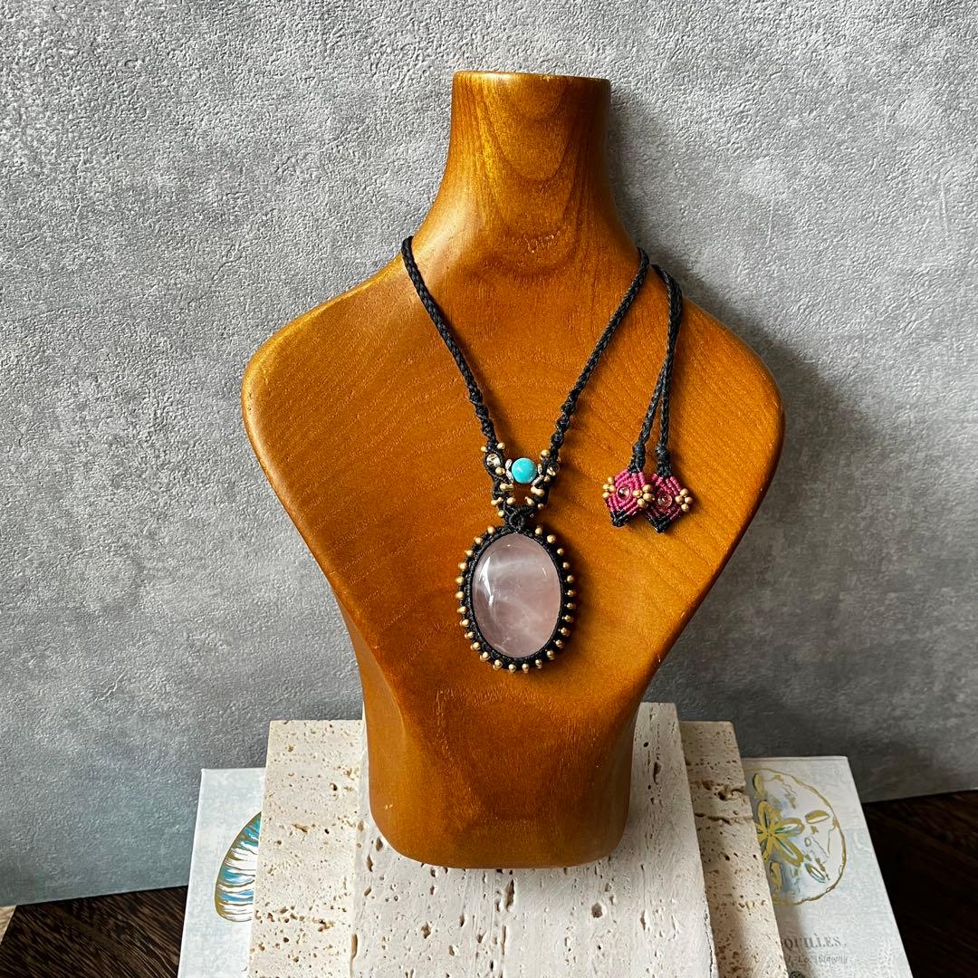 ローズクォーツとマグネサイトターコイズのマクラメ編みネックレス　ペンダント