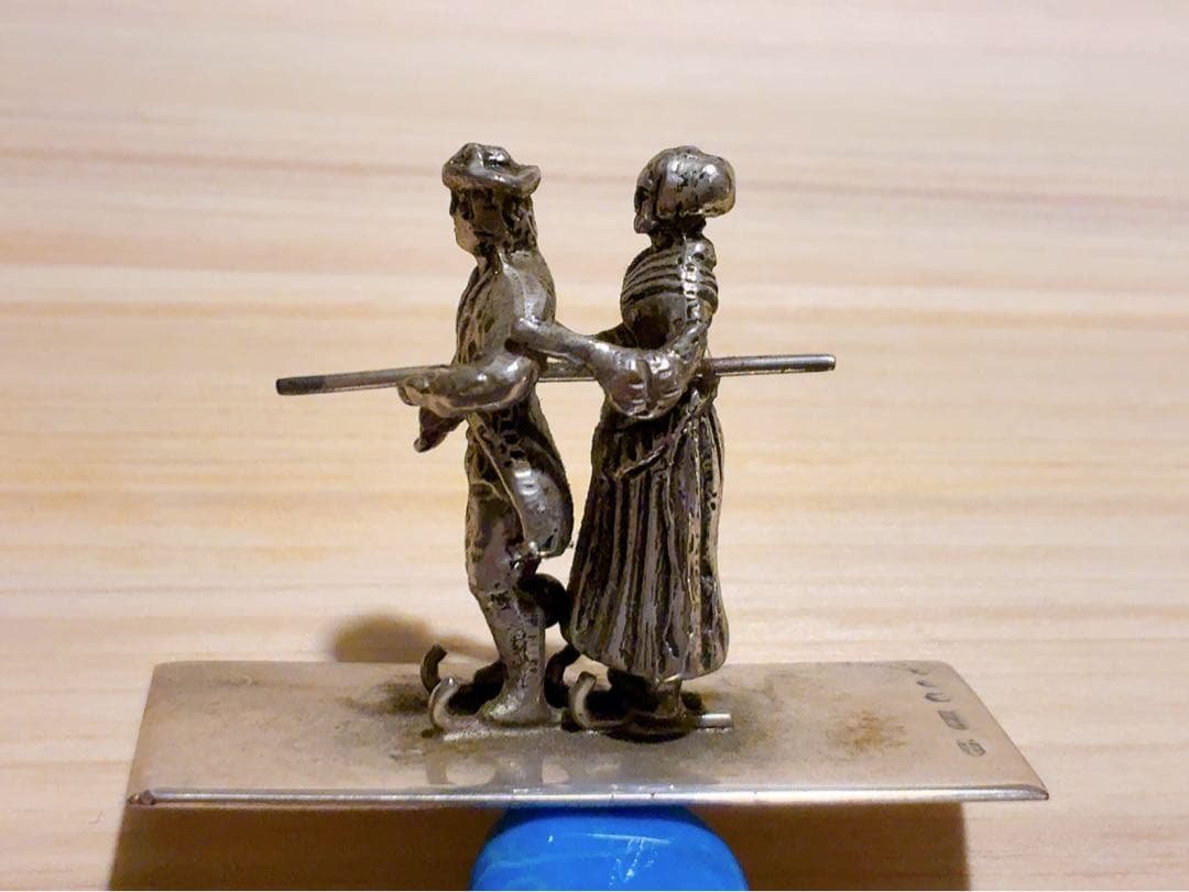 オランダHooijkaas社製、純銀835S『ミニチュア・２人でソリ歩き』