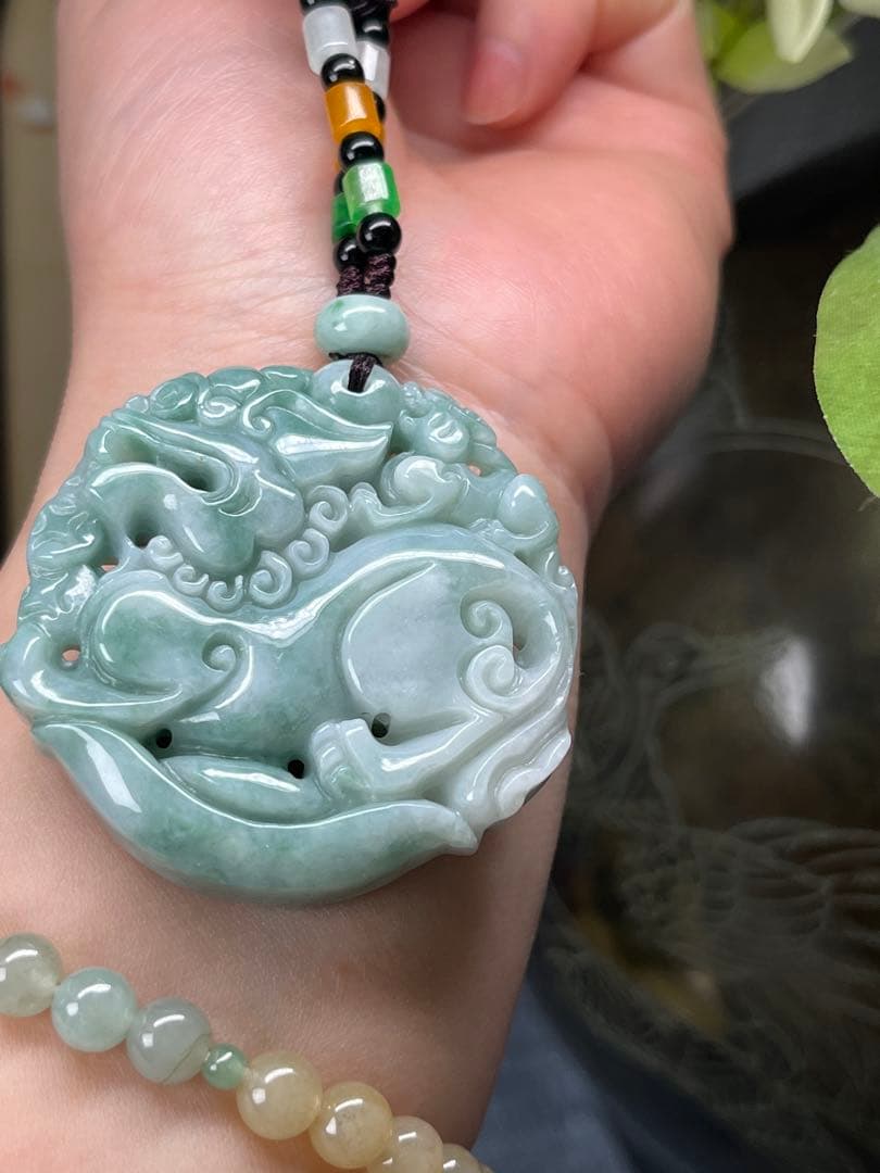 ミャンマー産天然A貨翡翠　吉獣麒麟の双面彫刻ペンダント　鑑定書付き