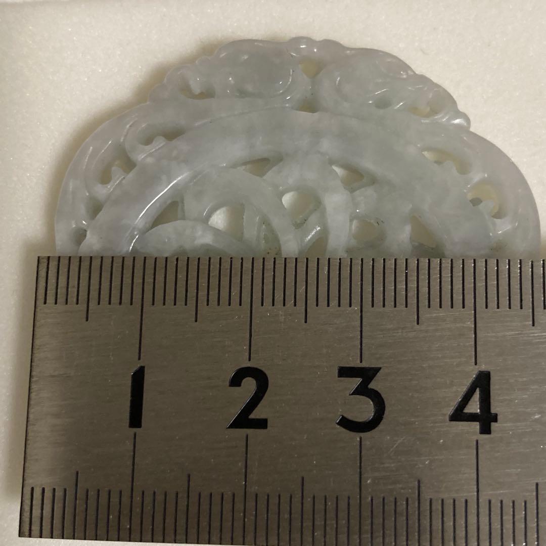 翡翠　根付　ペンダントトップ　置物