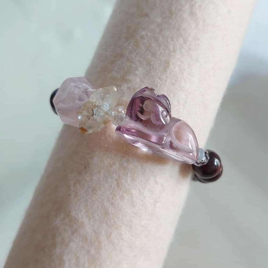 アメジストネコ、ハーキマーダイヤモンド、セリサイトインローズクォーツ天然石ブレス