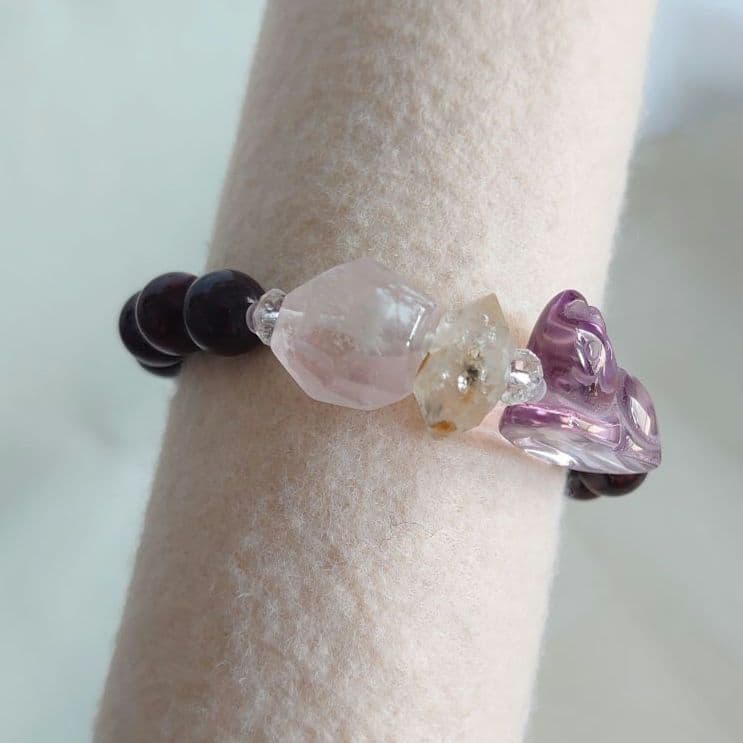 アメジストネコ、ハーキマーダイヤモンド、セリサイトインローズクォーツ天然石ブレス
