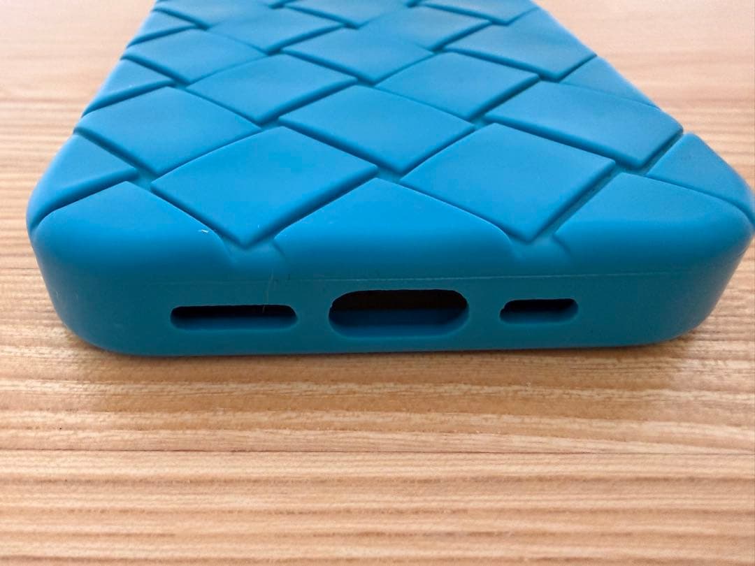 BOTTEGA VENETA iphone 13pro シリコンケース 青