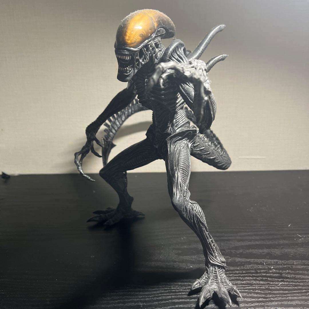 エイリアンフィギュア 約30cm 黒と金