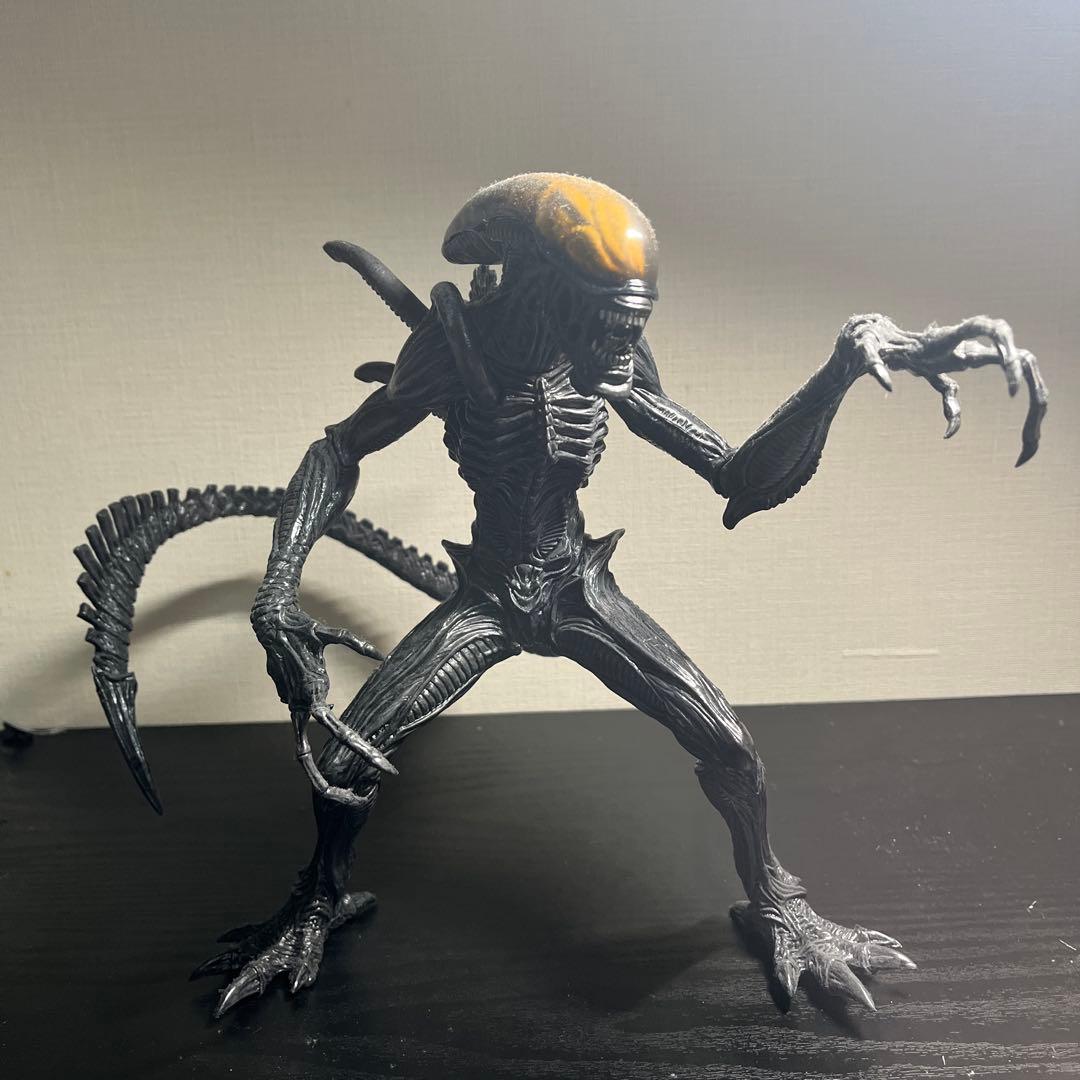 エイリアンフィギュア 約30cm 黒と金