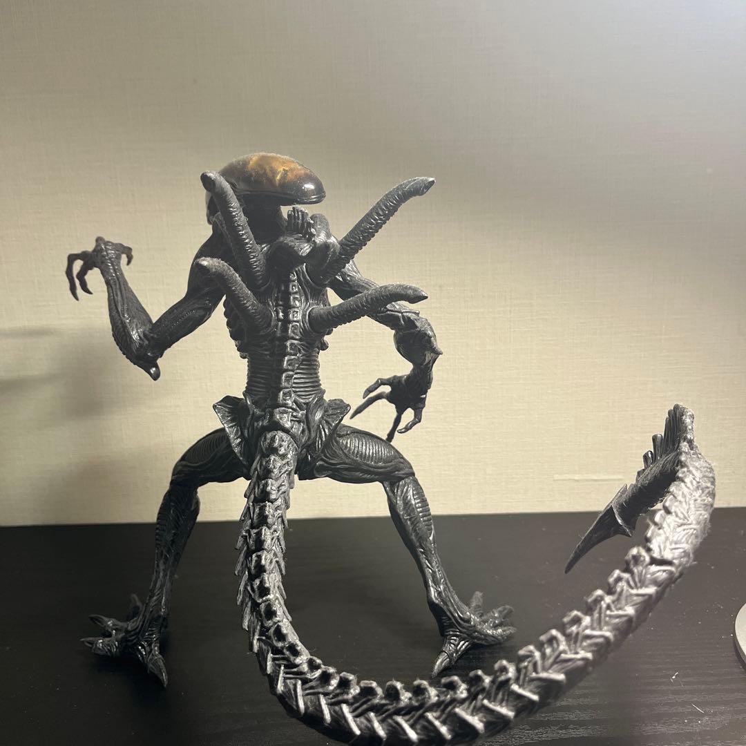 エイリアンフィギュア 約30cm 黒と金