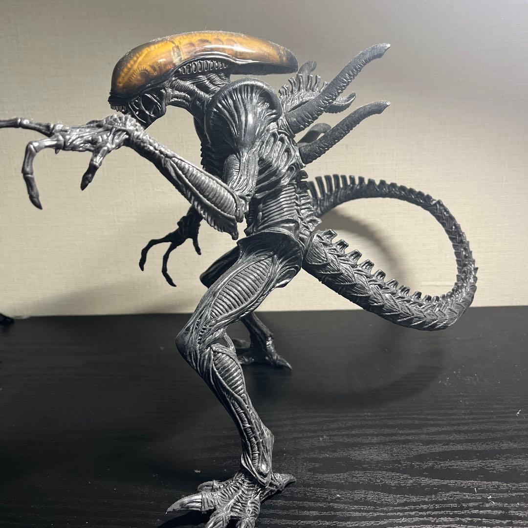 エイリアンフィギュア 約30cm 黒と金