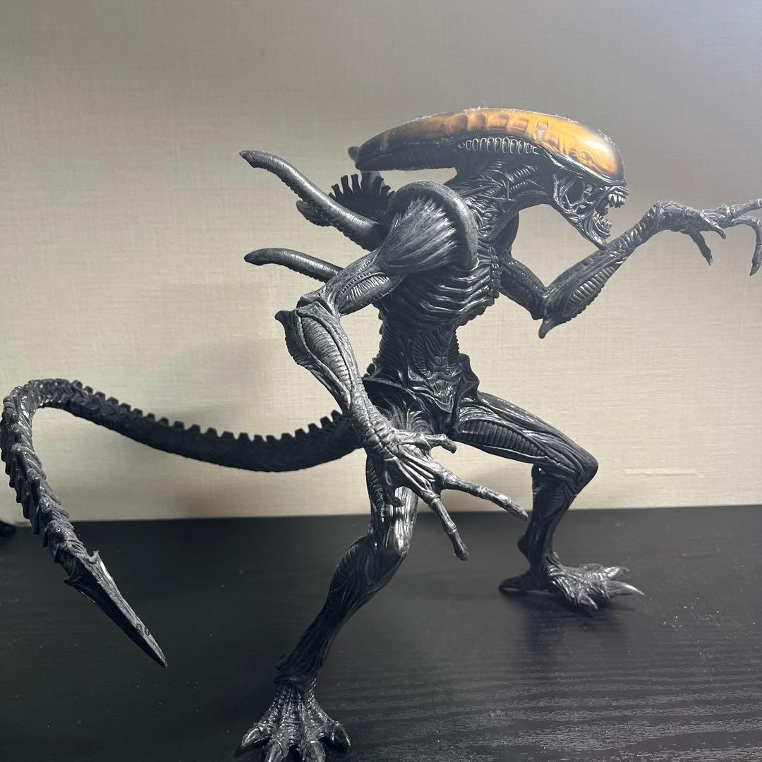 エイリアンフィギュア 約30cm 黒と金