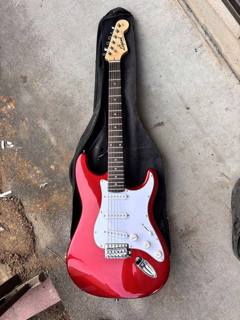 Legend レジェンド　ストラト タイプ エレキギター レッド