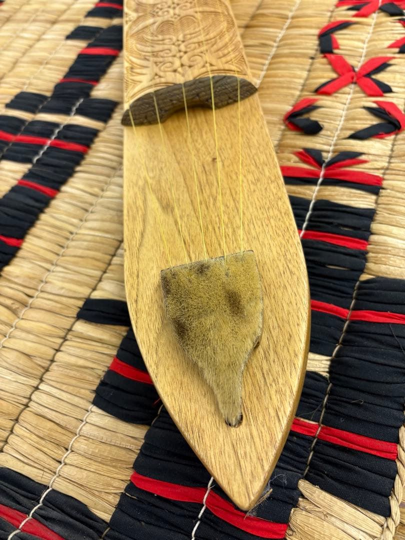 アイヌ　弦楽器　トンコリ　トンコリ工房イノンノ製　三味線弦　美品　五弦琴　彫刻入