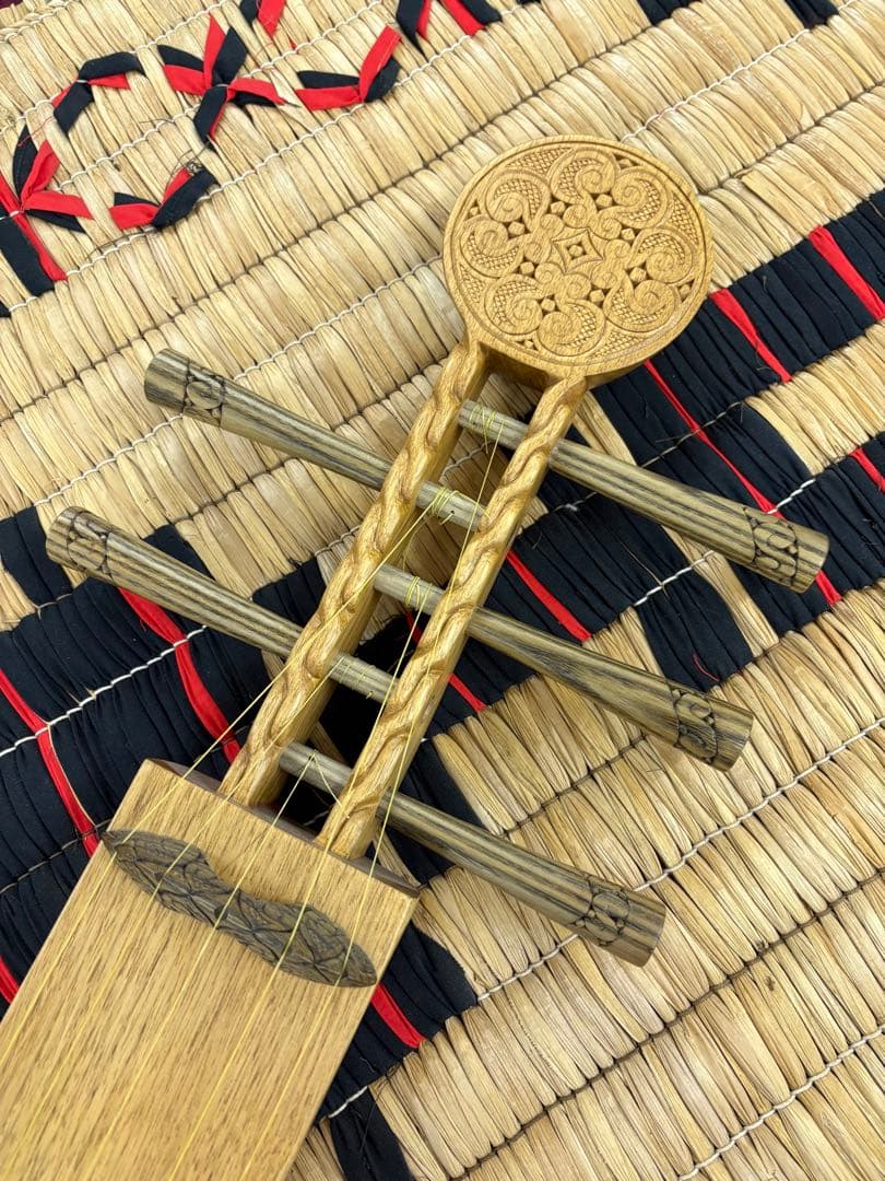 アイヌ　弦楽器　トンコリ　トンコリ工房イノンノ製　三味線弦　美品　五弦琴　彫刻入